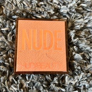 Huda beauty eyeshadow nude medium